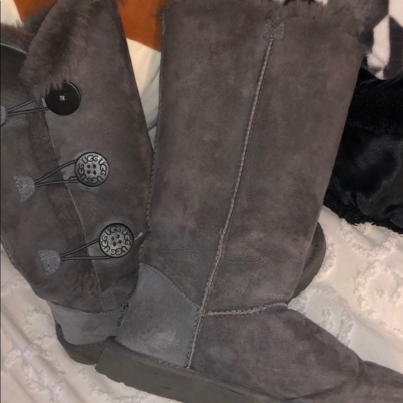 Grey button uggs - Picture 2 of 3